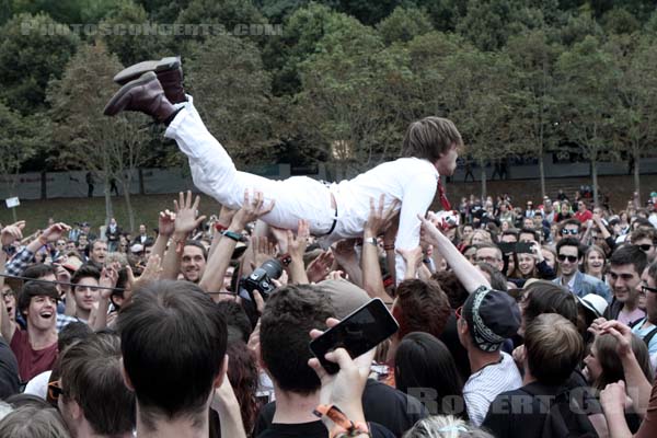 CAGE THE ELEPHANT - 2014-08-22 - SAINT CLOUD - Domaine National - Scene de la Cascade - Matthew Ray Shultz